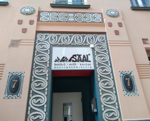 Eingang zu Café, Kneipe und Hostel Lübeck schickSAAL in Lübeck